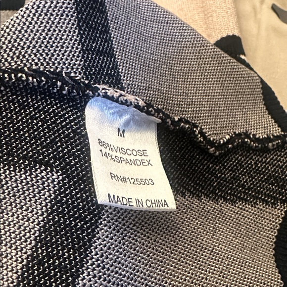 Cute a line style dress .. above the knee.. fabulous fabric - Picture 3 of 3